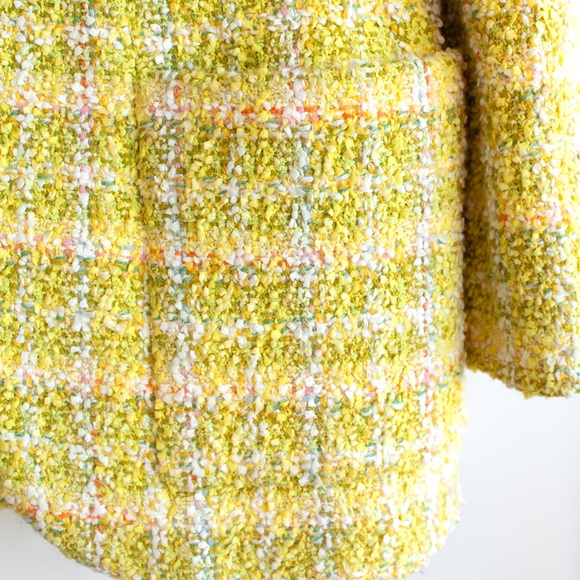 Iconic Chanel Vintage Spring/Summer 1994 Yellow Gold Tweed 94P Jacket - Picture 11 of 17